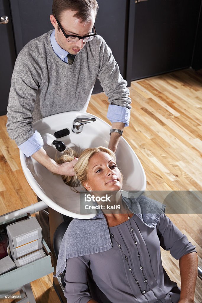 Cabello lavado cliente del peluquero - Foto de stock de Peluquería libre de derechos