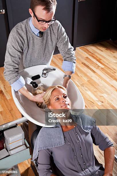 Foto de Cabeleireiro Lavar Cabelo Do Cliente e mais fotos de stock de Salão de Cabeleireiro - Salão de Cabeleireiro, Vista de Cima, 30 Anos