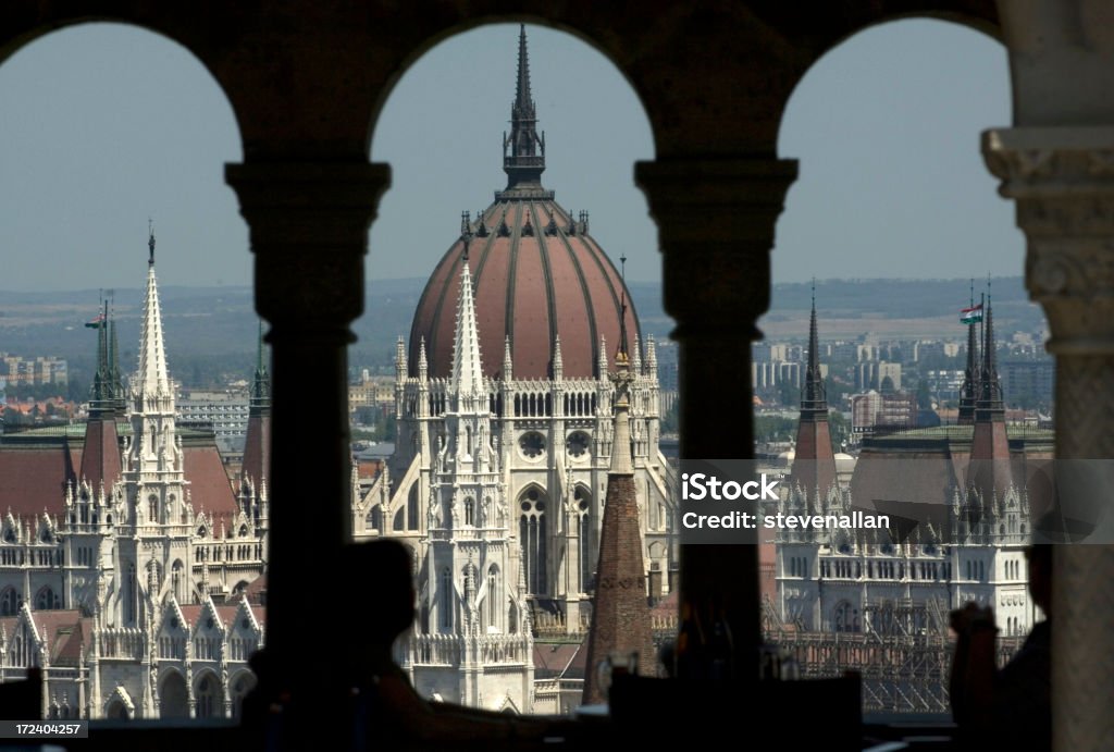 El edificio del parlamento húngaro río Danubio Budapest - Foto de stock de Arco - Característica arquitectónica libre de derechos