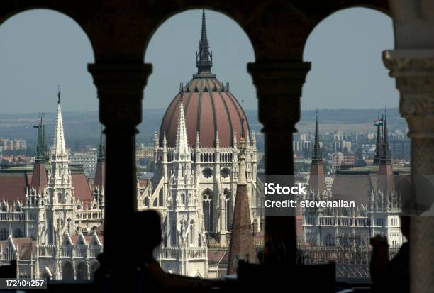 El Edificio Del Parlamento Húngaro Río Danubio Budapest Foto de stock y más banco de imágenes de Arco - Característica arquitectónica