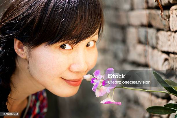 Женщина И Orchid Flower — стоковые фотографии и другие картинки Азиатская культура - Азиатская культура, Азиатского и индийского происхождения, Азия