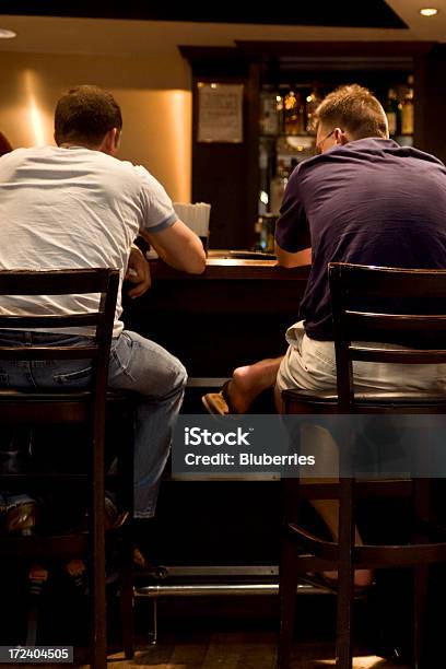 Rapazes Em Uma Barra - Fotografias de stock e mais imagens de Banco de bar - Banco de bar, Bar - Local de entretenimento, Discussão