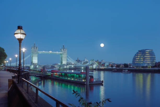 riverside noite xxl - local landmark international landmark middle ages tower of london imagens e fotografias de stock