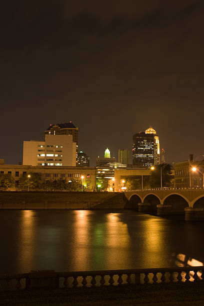 la noche sobre el río - iowa des moines bridge night fotografías e imágenes de stock