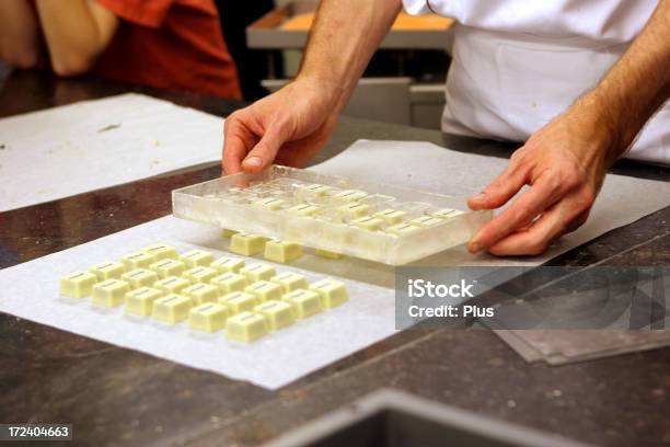 Decisiones Modas De Chocolates Belgas Foto de stock y más banco de imágenes de Alimento - Alimento, Amoldar, Arte y artesanía