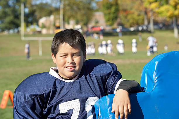jugador de fútbol juvenil - youth league american football childhood helmet fotografías e imágenes de stock