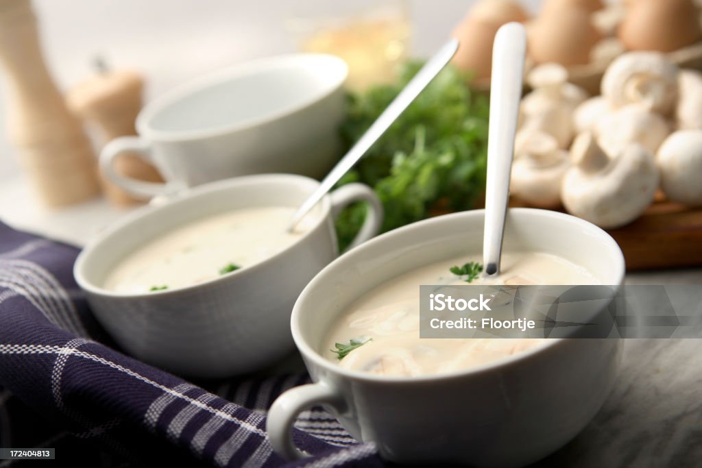 Zuppa immagini: Zuppa ai funghi - Foto stock royalty-free di Alimentazione sana