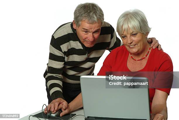 Senior Hombre Y Mujer Detrás De Ordenador Foto de stock y más banco de imágenes de Fondo blanco - Fondo blanco, Ayuda, Fotografía - Imágenes