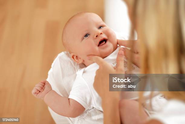 Bebé Sonriente Foto de stock y más banco de imágenes de Bebé - Bebé, Percepción sensorial, Motivación