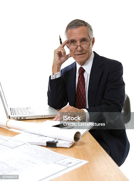 노인 남자 사업가 안경 앉아 책상에서 백서 노인 남자에 대한 스톡 사진 및 기타 이미지 - 노인 남자, 인물 사진, 60-64세