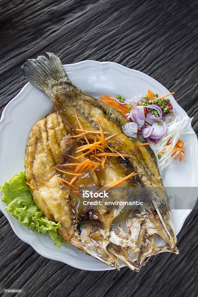 Thaï de la perche de mer cuit avec sauce poisson - Photo de Friture libre de droits