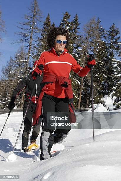 Casal Andar De Raquetas De Neve - Fotografias de stock e mais imagens de Adulto - Adulto, Andar de Raquetas de Neve, Ao Ar Livre