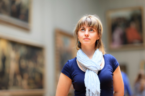 Mujer en el Museo de Arte de mira hacia arriba a cuadros photo