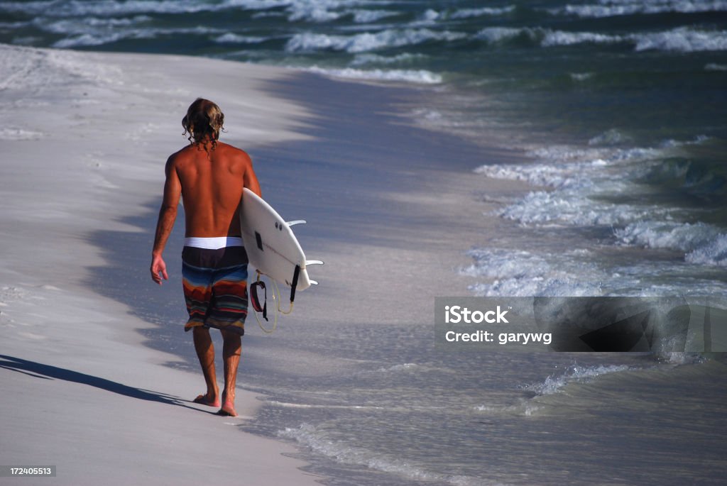 Surfeur à pied - Photo de Plage du Fort Walton libre de droits