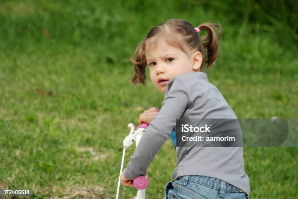 少女自転車 - 女の子のストックフォトや画像を多数ご用意 - 女の子, 肩ごしに見る, サイクリング