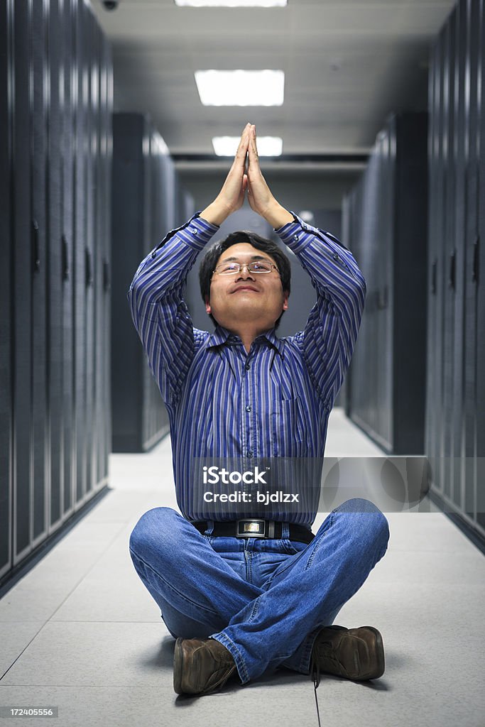 yoga di pratica Uomo d'affari alla sala server di rete - Foto stock royalty-free di Ingegnere