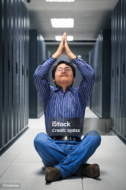 Yoga Di Pratica Uomo Daffari Alla Sala Server Di Rete - Fotografie stock e altre immagini di Ingegnere