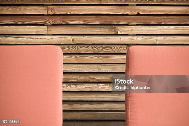 Vermelho Cadeira De Recosto Travesseiro - Fotografias de stock e mais imagens de Almofada - Artigo de Decoração - Almofada - Artigo de Decoração, Atividade Recreativa, Beleza