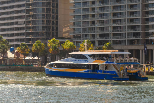 ��맨리 패스트 페리(manly fast ferry)는 서큘러 키(circular quay)에서 시드니 하버(sydney harbour)를 출발합니다. - daily express 뉴스 사진 이미지