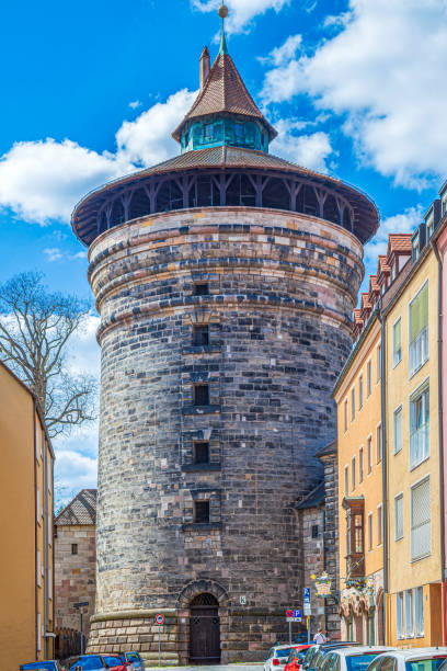 neutor tower or grün k in city fortifications, mentioned from 1377, nuremberg, germany - castle nuremberg fort skyline imagens e fotografias de stock