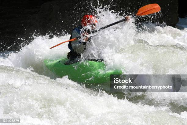 Photo libre de droit de Collision De Whitewater banque d'images et plus d'images libres de droit de Activité de loisirs - Activité de loisirs, Aventure, Canoter