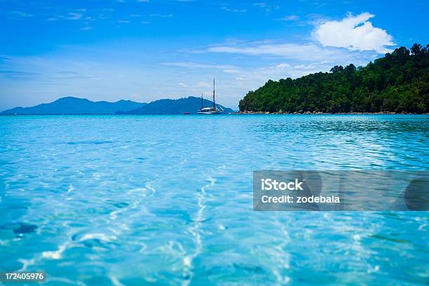 Mar Tropical E Barco - Fotografias de stock e mais imagens de Ao Ar Livre - Ao Ar Livre, Areia, Azul