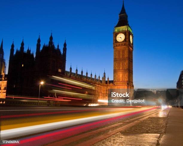 Биг Бенчасовая Башня В Сумерках — стоковые фотографии и другие картинки Light Trail - Light Trail, Автобус, Автомобиль