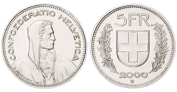 cinque franco svizzero su sfondo bianco - banconota del franco svizzero foto e immagini stock