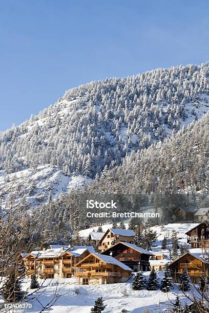 Alpine Village - zdjęcia stockowe i więcej obrazów Kurort narciarski - Kurort narciarski, Dom z bali, Kurort turystyczny