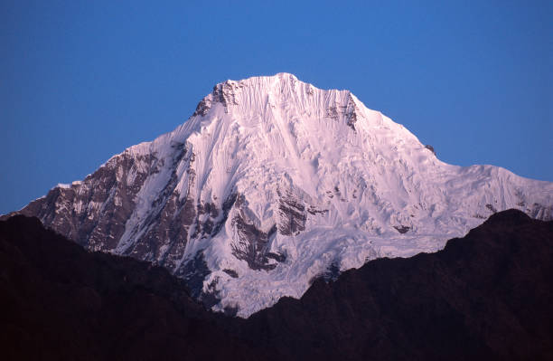 coucher de soleil sur le ganesh himal - ganesh himal photos et images de collection