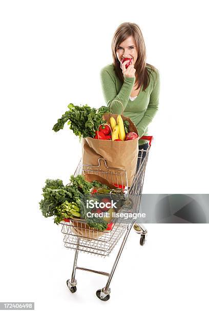 Mulher Empurrando O Carrinho De Compras - Fotografias de stock e mais imagens de Adulto - Adulto, Alegria, Alimentação Saudável