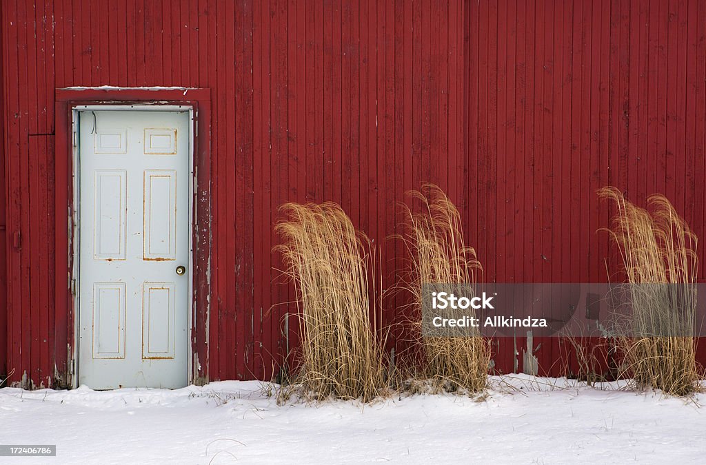 Porta branca na parede vermelha de Neve - Royalty-free Alto - Descrição Física Foto de stock