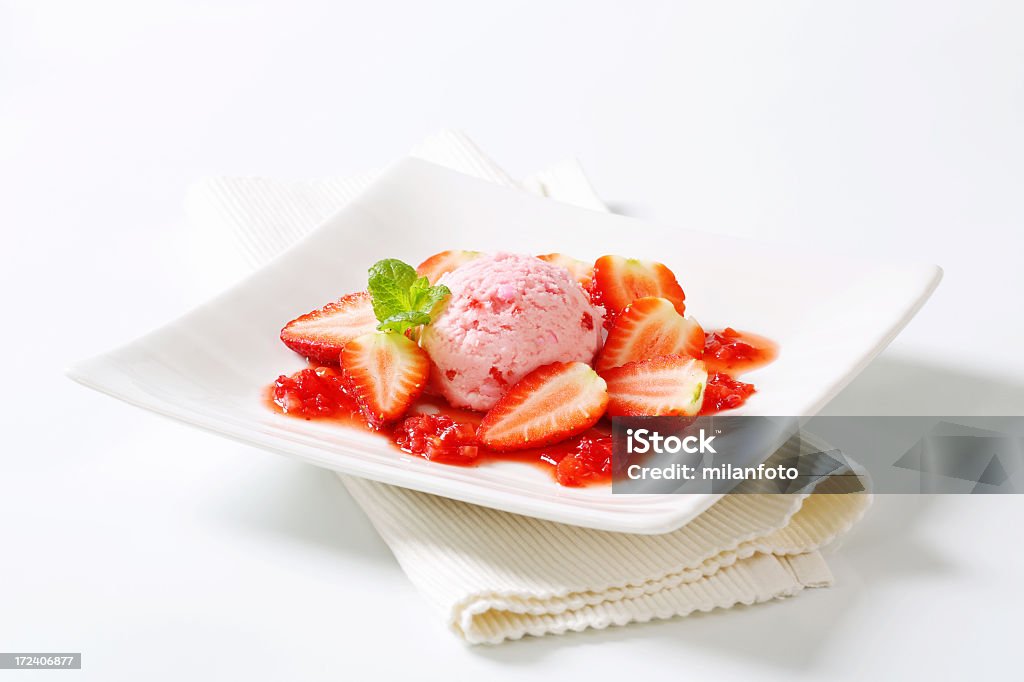 Helado de fresa con frutas primas - Foto de stock de Blanco - Color libre de derechos