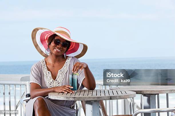 Женщина Пьет На Пляже Терраса — стоковые фотографии и другие картинки Пляж - Пляж, Афроамериканская этническая группа, Женщины