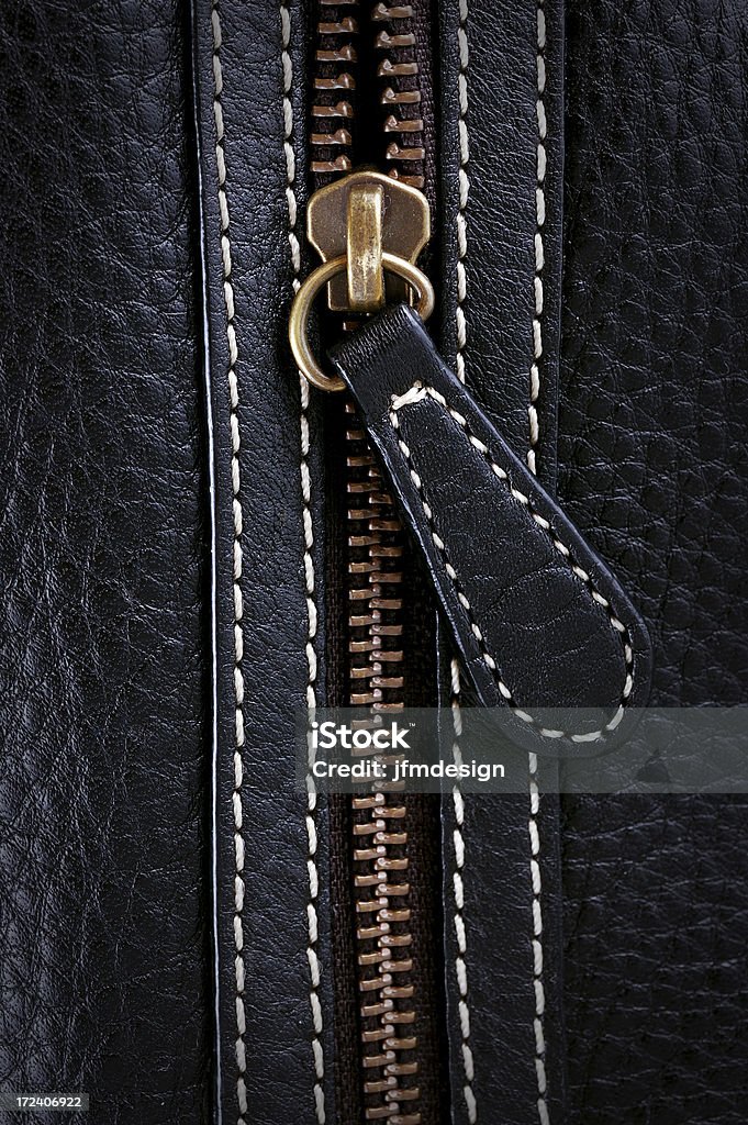 Borsa in pelle nera con dettaglio zippper - Foto stock royalty-free di Abbigliamento