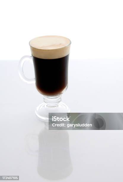 Café Irlandês - Fotografias de stock e mais imagens de Cor Creme - Cor Creme, Fundo Branco, Licor de Café