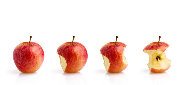 comendo uma maçã vermelha (c.path) - apple missing bite fruit red - fotografias e filmes do acervo