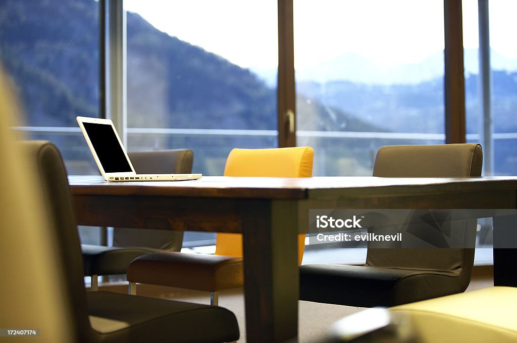 businessroom com laptop - Foto de stock de Cadeira royalty-free