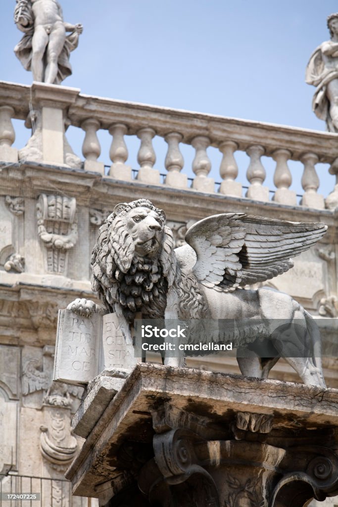 Griffin estatua - Foto de stock de Ala de animal libre de derechos