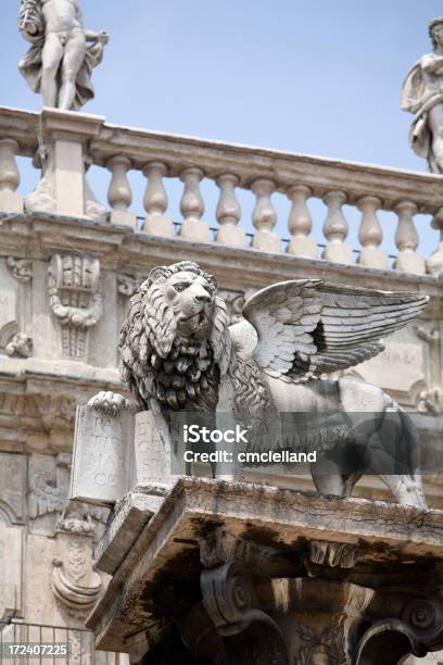 Griffin Estátua - Fotografias de stock e mais imagens de Asa de animal - Asa de animal, Caraterística Arquitetural, Fotografia - Imagem