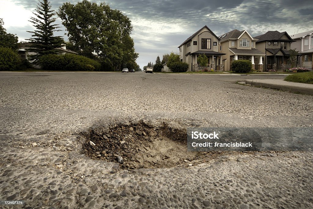 Pothole в жилом районе - Стоковые фото Котловина роялти-фри