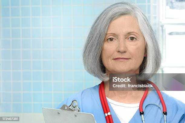 Weibliche Senior Arzt Stockfoto und mehr Bilder von Arbeiten - Arbeiten, Arzt, Attraktive Frau