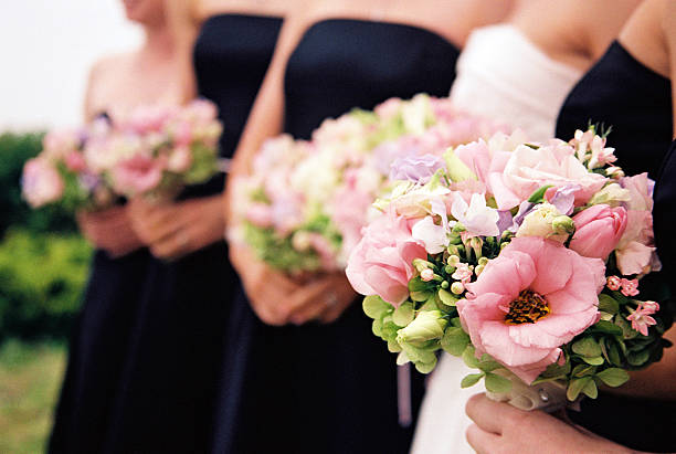 bridesmaids con flores - floral dress fotografías e imágenes de stock
