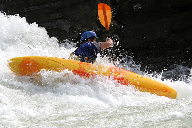 una paletta a - kayaking white water atlanta river nature foto e immagini stock
