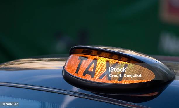 Señal De Taxi Taxi Inglés En Londres Reino Unido Foto de stock y más banco de imágenes de Brillante - Brillante, Desenfocado, Destinos turísticos