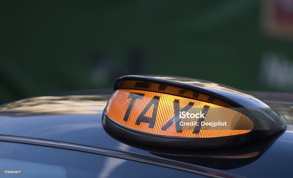 タクシーのサインにロンドンの黒色タクシー英国 - アウトフォーカスのロイヤリティフリーストックフォト