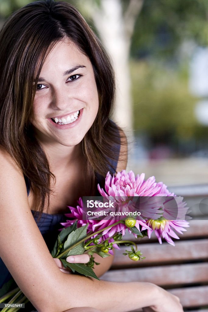 Hermoso Retrato de feliz sonriente Joven mujer sosteniendo flores, espacio de copia - Foto de stock de 16-17 años libre de derechos