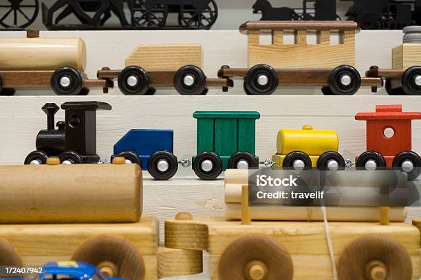 Visualizzare Con Un Treno Giocattolo In Legno - Fotografie stock e altre immagini di Negozio di giocattoli - Negozio di giocattoli, Pennsylvania, Amish