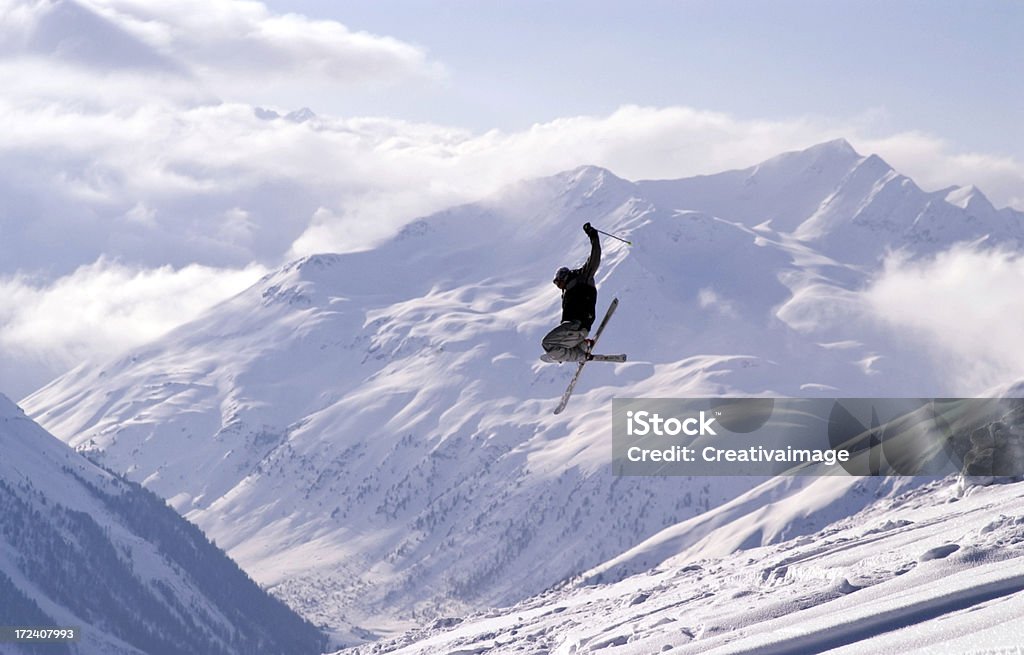 Salto con gli sci sulle alpi - Foto stock royalty-free di Acrobazia