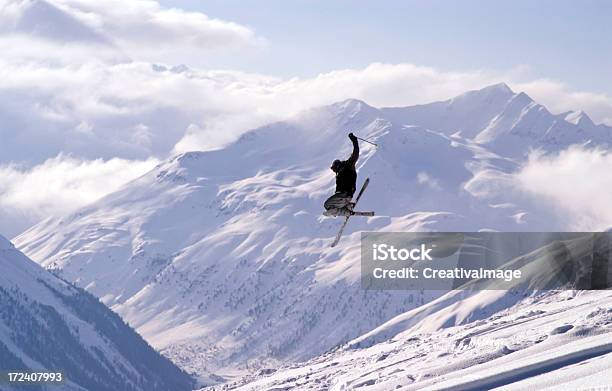 Salto Con Gli Sci Sulle Alpi - Fotografie stock e altre immagini di Acrobazia - Acrobazia, Adulto, Alpi